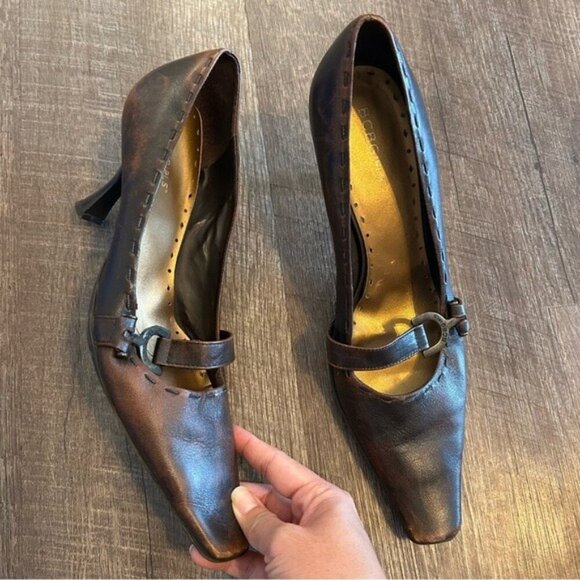 Vintage BCBG Brown Leather Kitten Heels 10 - Picture 1 of 8